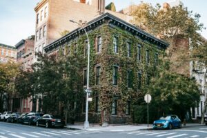 Read more about the article US Green Card vs. Canadian Permanent Residence: A Skilled Worker’s Definitive Dilemma and the Crucial Decision