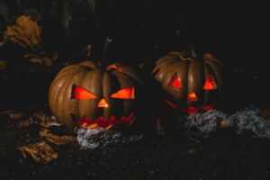 Read more about the article Your Essential Guide to an Unforgettable Halloween in Canada: Traditions & Celebrations for Newcomers