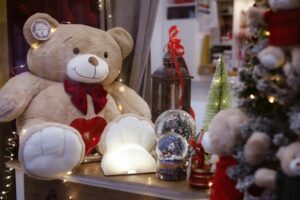 Read more about the article A Vibrant Tapestry: Unveiling 8 Remarkable Winter Holidays for Newcomers in Canada